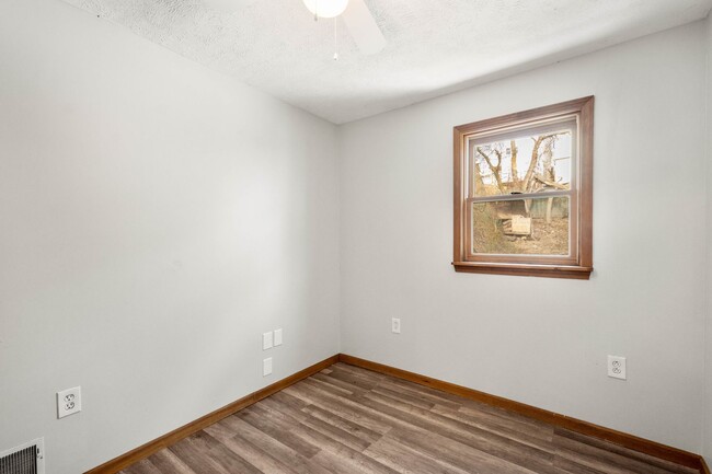 Building Photo - SCORE $500 OFF 1ST MONTH OF RENT! 2 bedroo...