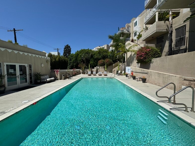 Building Photo - 2222 N Beachwood Dr