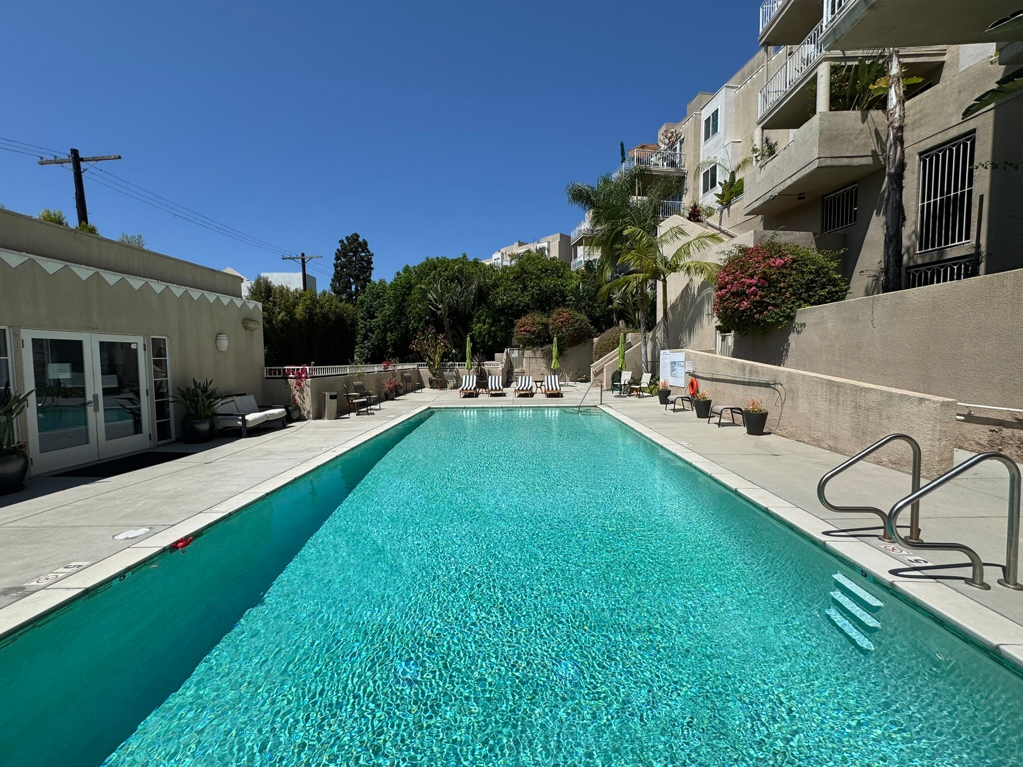 Building Photo - 2222 N Beachwood Dr