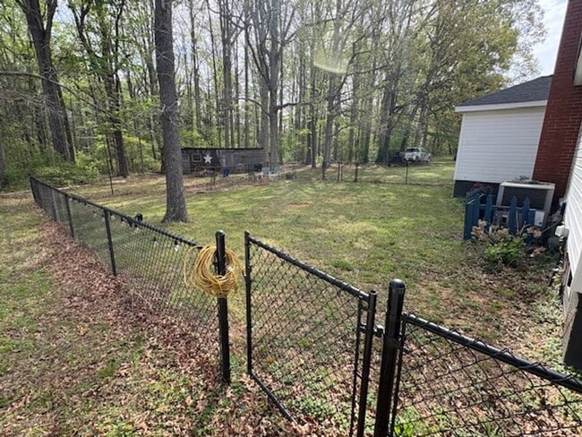 Building Photo - Fully furnished house on the outskirts of town.