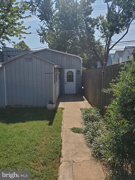 Building Photo - 608 Trail Ave