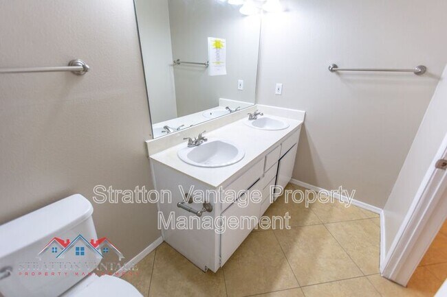 Building Photo - 704 E La Jolla Dr