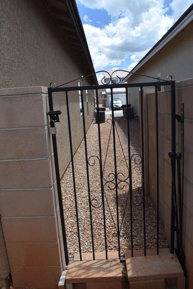 Building Photo - Newer 2021 Beautiful home in gated communi...