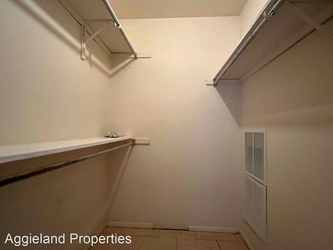 Building Photo - 1 br, 1 bath House - 1901 Holleman Drive W...