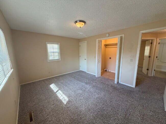 Building Photo - 2BR Duplex