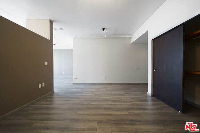 Building Photo - 1100 S Hope St