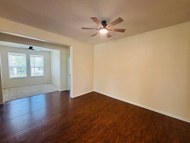 Building Photo - Beautiful movie in ready, large 2/2 in Ocala Preserve - All ages