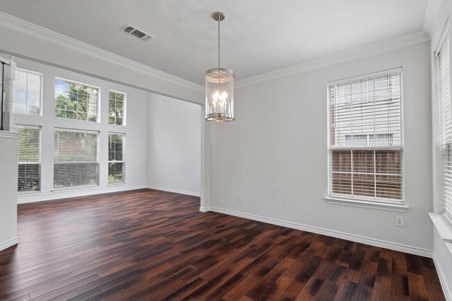 Building Photo - 5910 Spring Hill Dr