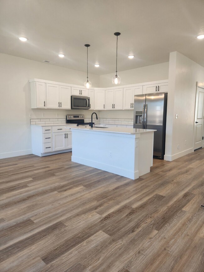 Building Photo - "Modern Comfort Awaits: Spacious and NEW 3-Bed Townhouse Available June 1st!