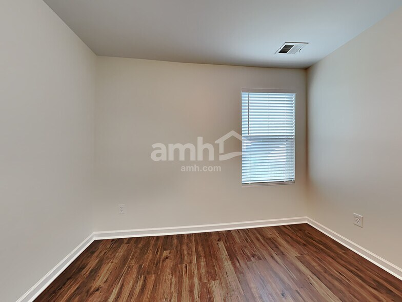 Building Photo - 422 Lions Den Dr