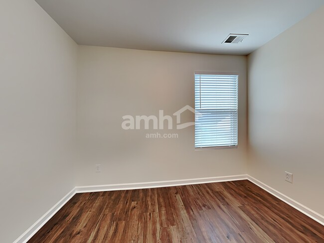 Building Photo - 422 Lions Den Dr