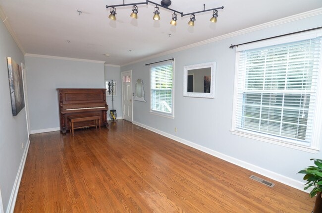 Building Photo - 815 Neartop Dr