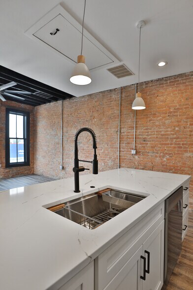 Building Photo - 515 E Mound St