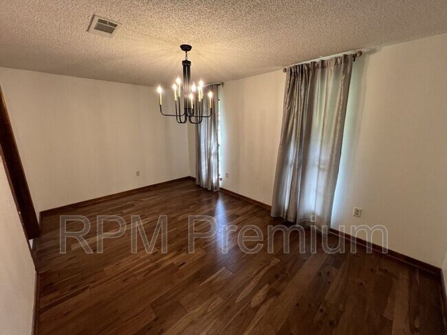 Building Photo - 13936 Cayuga Dr