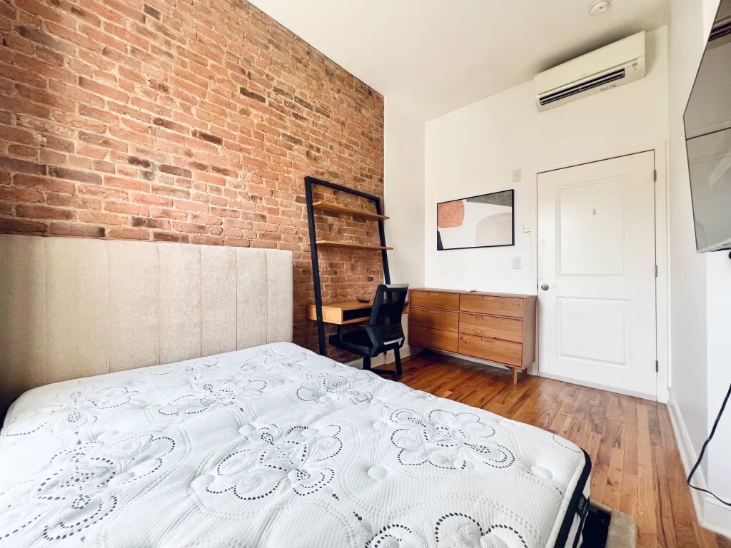 Building Photo - Furnished room/NOT APARTMENT