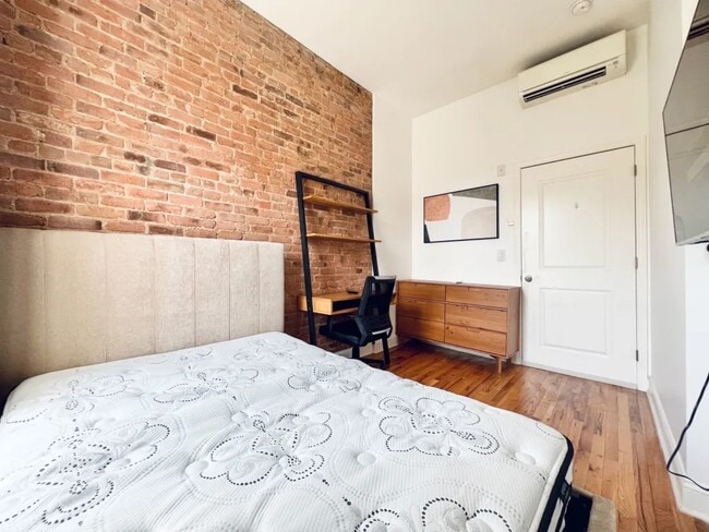 Building Photo - Furnished room/NOT APARTMENT