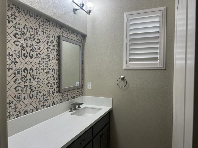 Building Photo - Charming 4-Bed, 2-Bath Single-Story Home f...