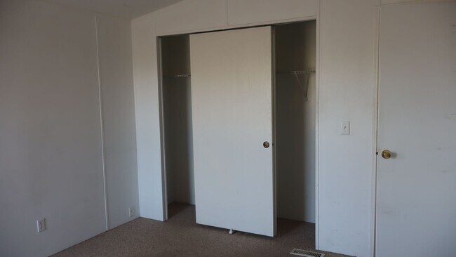 Building Photo - NICE MANUFACTURED HOME!