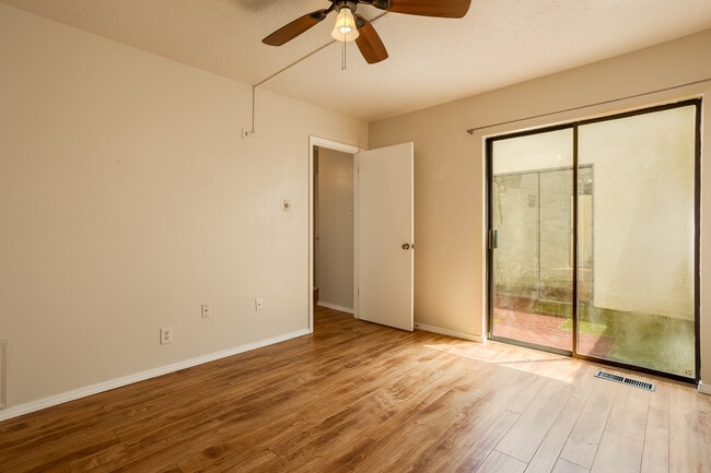 Building Photo - 6805 La Casa Bonita NE