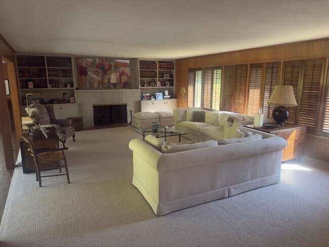 Building Photo - 3900 SW 75th Ave