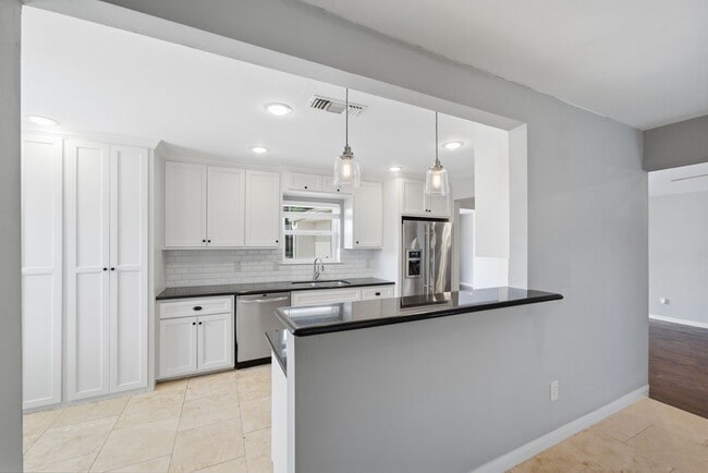 Building Photo - 2502 Hollow Hook Rd