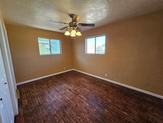 Building Photo - 3 Bedroom / 2 Bath Home with Refrigerated Air & 1-Car Garage 6 Month Lease!