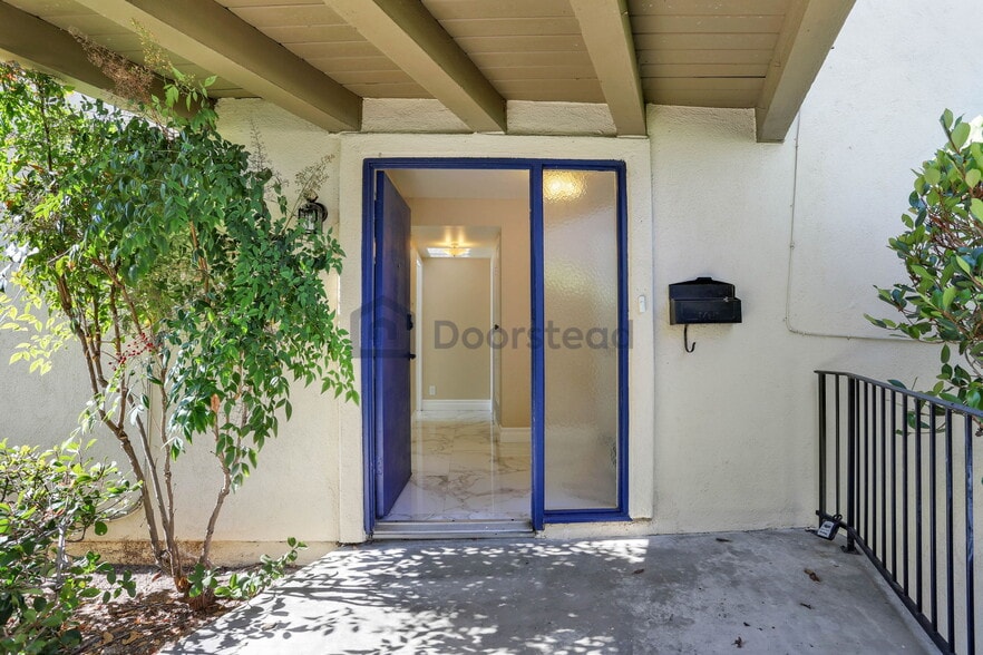 Building Photo - 2317 Eastbluff Dr