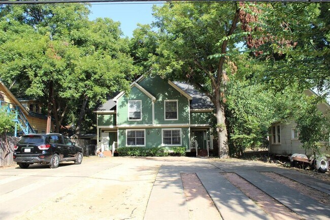 Primary Photo - 4 bedroom 3 bath in the heart of North Campus