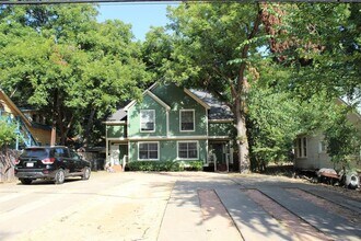 Building Photo - 4 bedroom 3 bath in the heart of North Campus