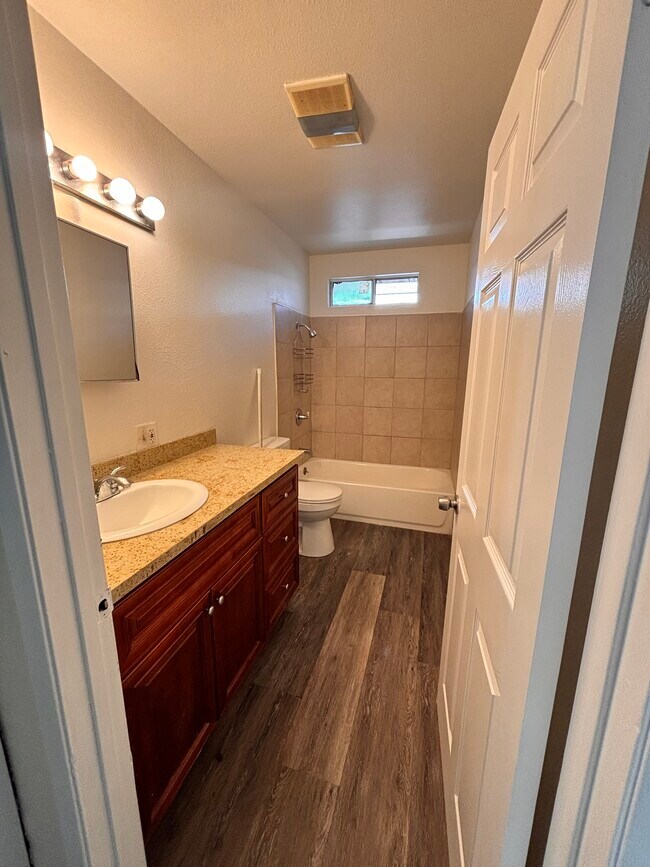 Main bathroom - 4825 Pickford St