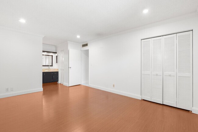 Building Photo - 6300 S Falls Cir Dr