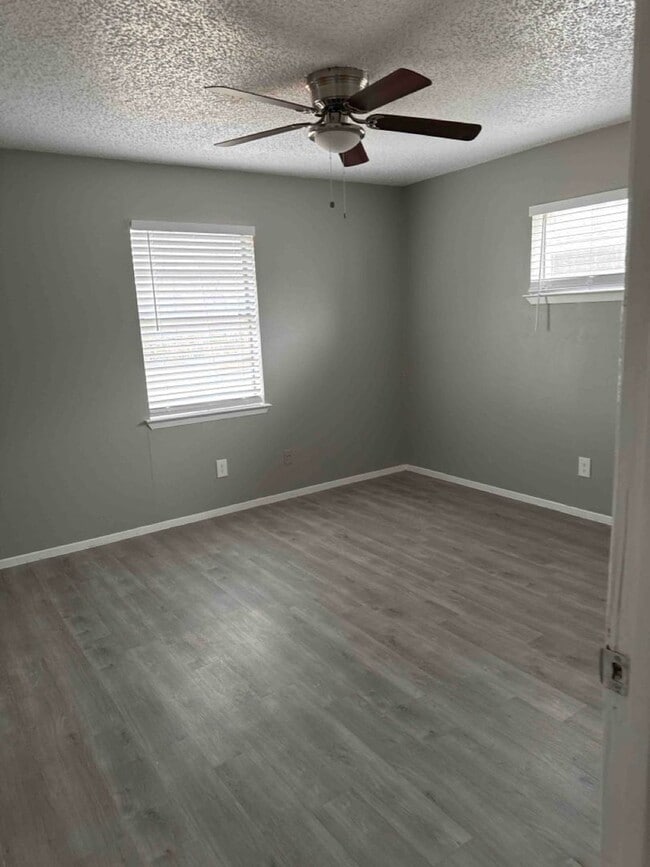 Building Photo - For Sale or Lease