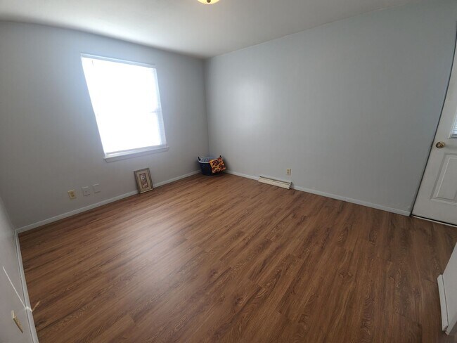 Building Photo - 1059 Gillingham Rd