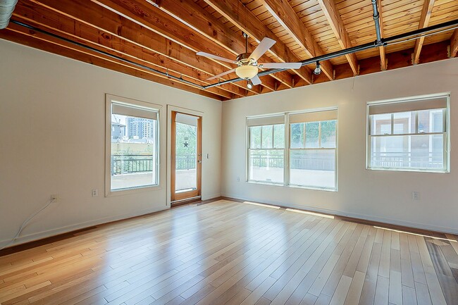 Building Photo - Live Downtown! Move Right In!