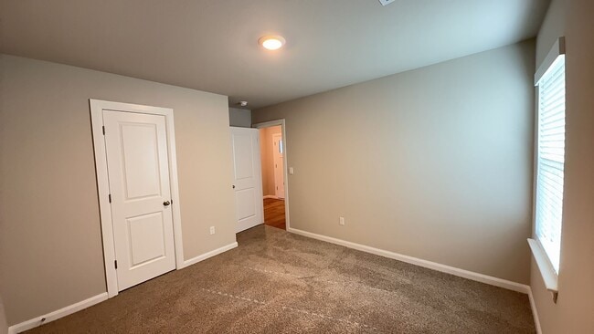 Building Photo - Start your year off right in this beautiful 4bed/2bath new construction home!