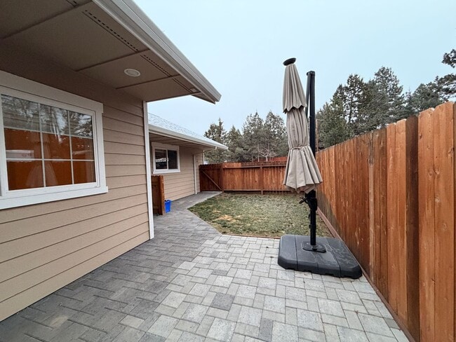 Building Photo - Dual Primary Suite's. 2 Bedroom / 2.5 Bathroom Single Level Home in NE Bend