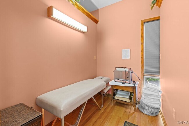 Primary Photo - 1628 W Genesee St