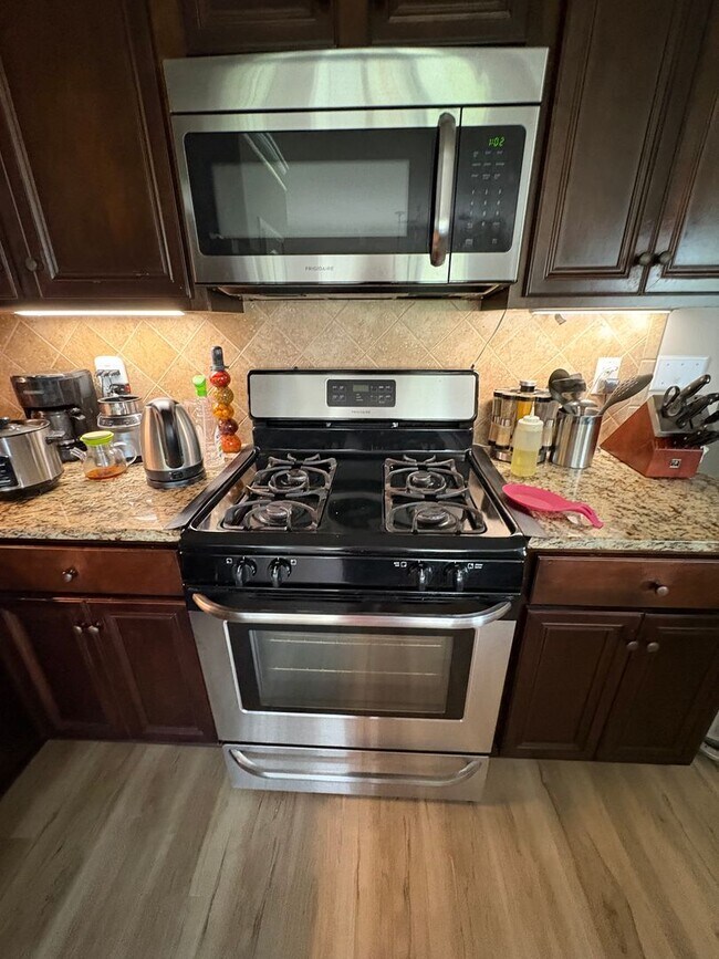 Building Photo - 4 Bedroom 4 Bath Furnished Home in Simpson...
