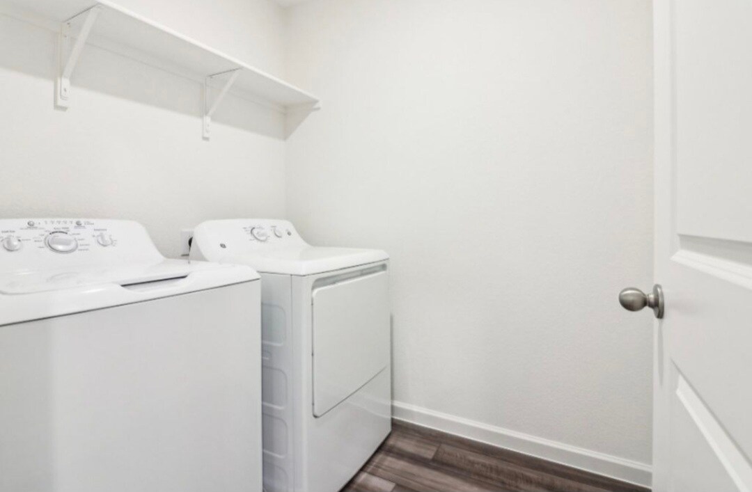 Building Photo - 998 Delta Cres