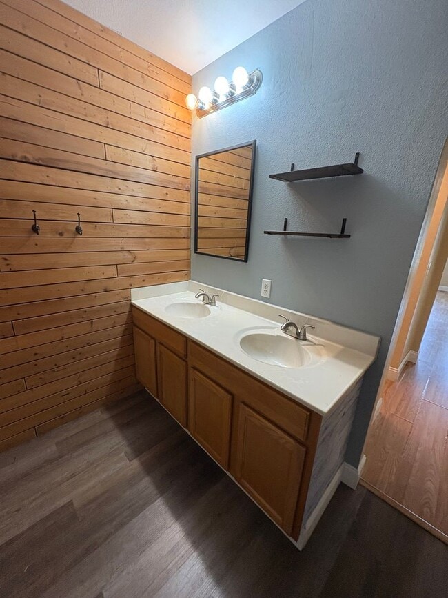 Building Photo - Wonderful 4 bedroom plus bonus room BEAUTY...