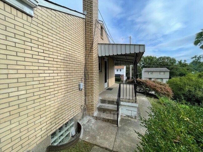 Building Photo - 157 Merritt Ave