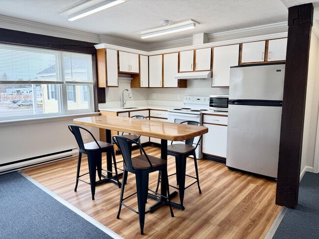 Building Photo - Well maintained inside and out