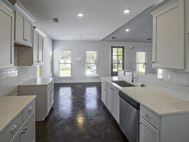 Building Photo - 4 bed, 2 baths near U of M  built 2020