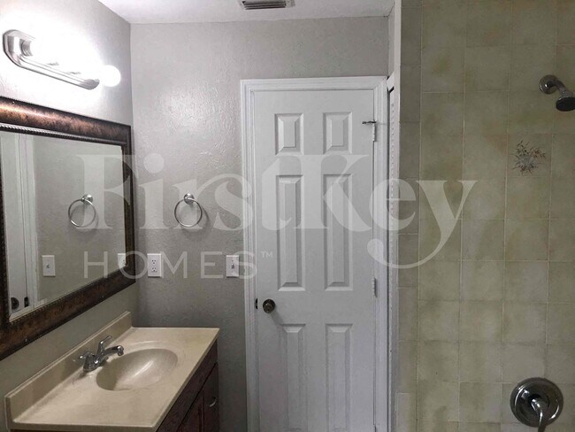 Building Photo - 241 SW 32nd Terrace