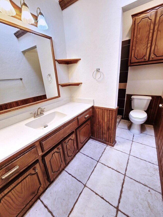 Building Photo - Spacious Living in a Prime Yukon Location