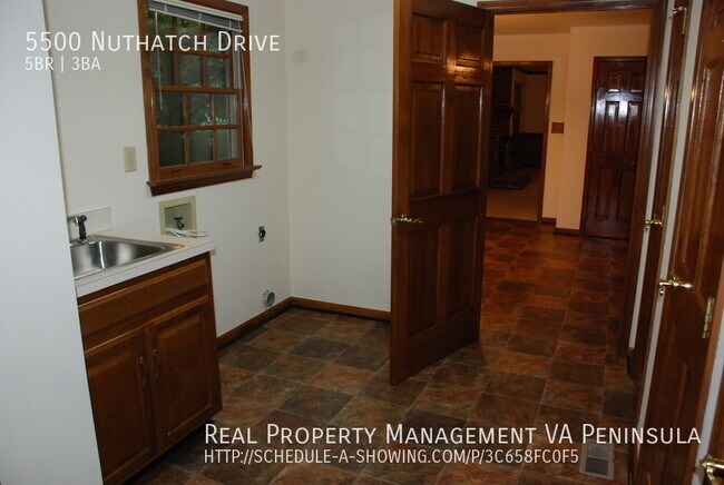 Building Photo - Spacious 5 bedrooms house in Rolling Woods...