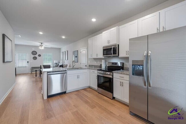 Building Photo - 827 Trenton Dr