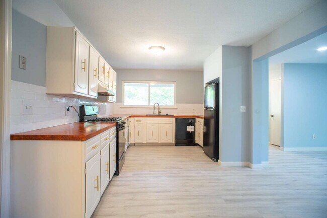 Building Photo - "Spacious 4-Bedroom Home in Fayetteville w...