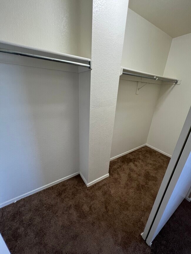 Building Photo - HOUSE FOR RENT