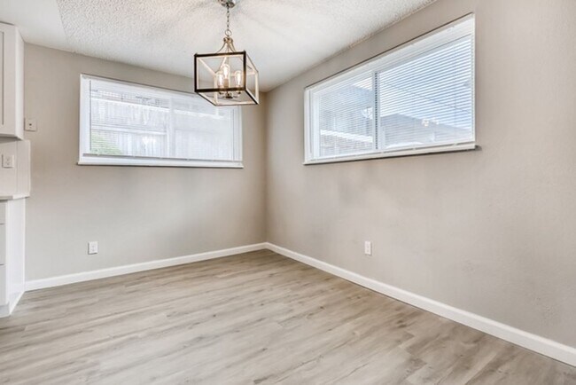Building Photo - 3 Bedroom 2 Bathroom Condo in Lakewood!